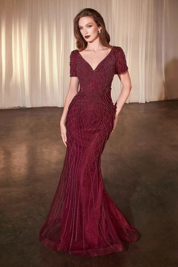 Vestido tinto cortado en finas perlas con manga corta