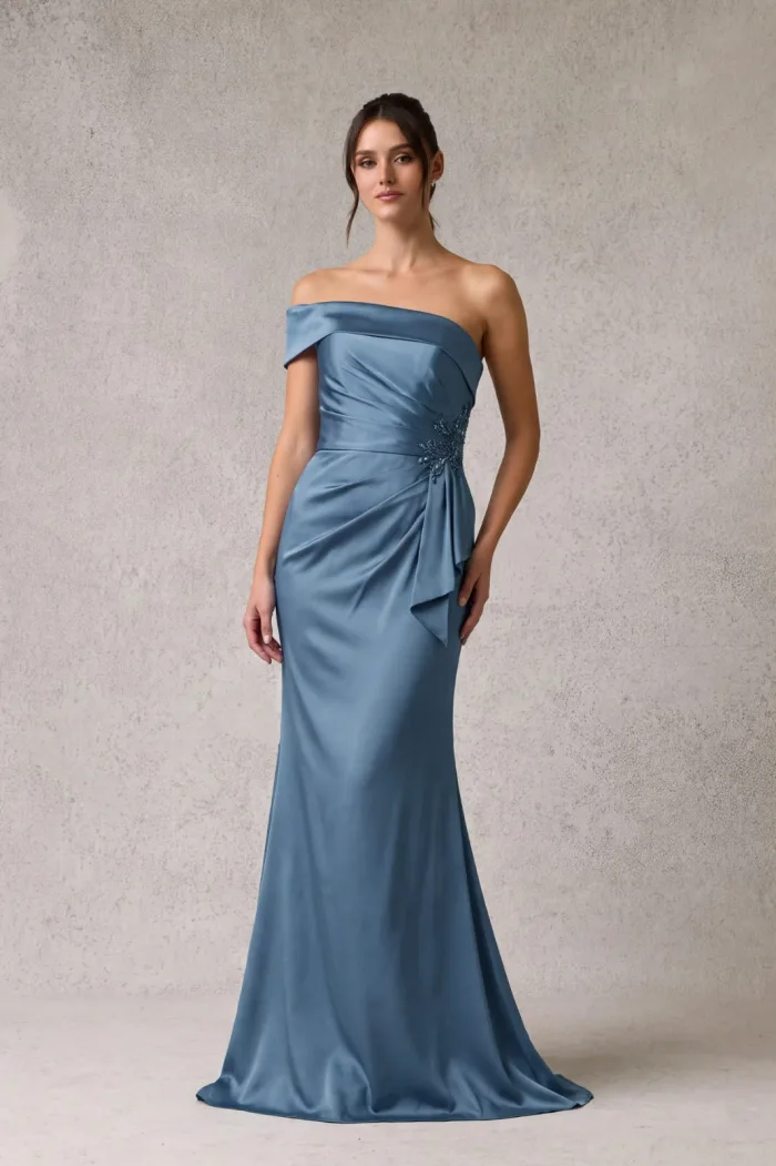 Vestido en color azul con hombros descubiertos