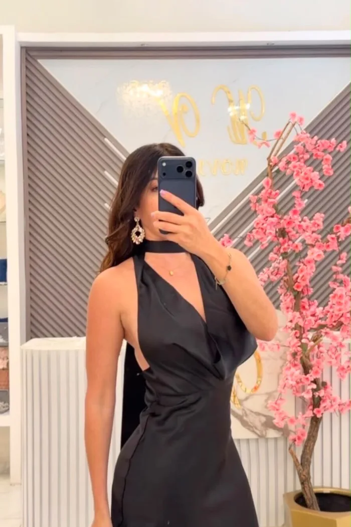 VESTIDO NEGRO SATINADO CON ESCOTE EN LA ESPALDA