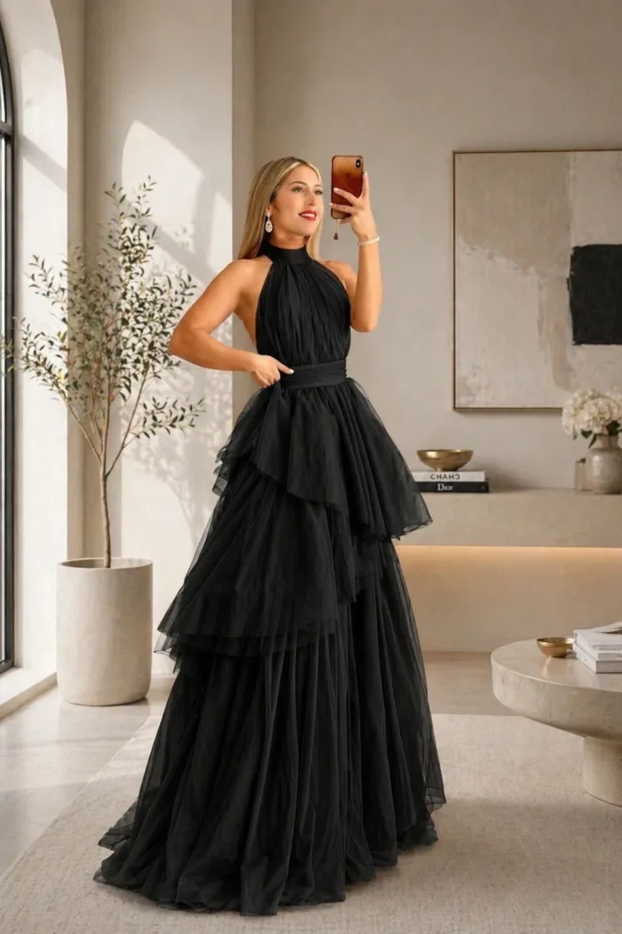 VESTIDO COLOR NEGRO DE TUL EN CORTE HALTER