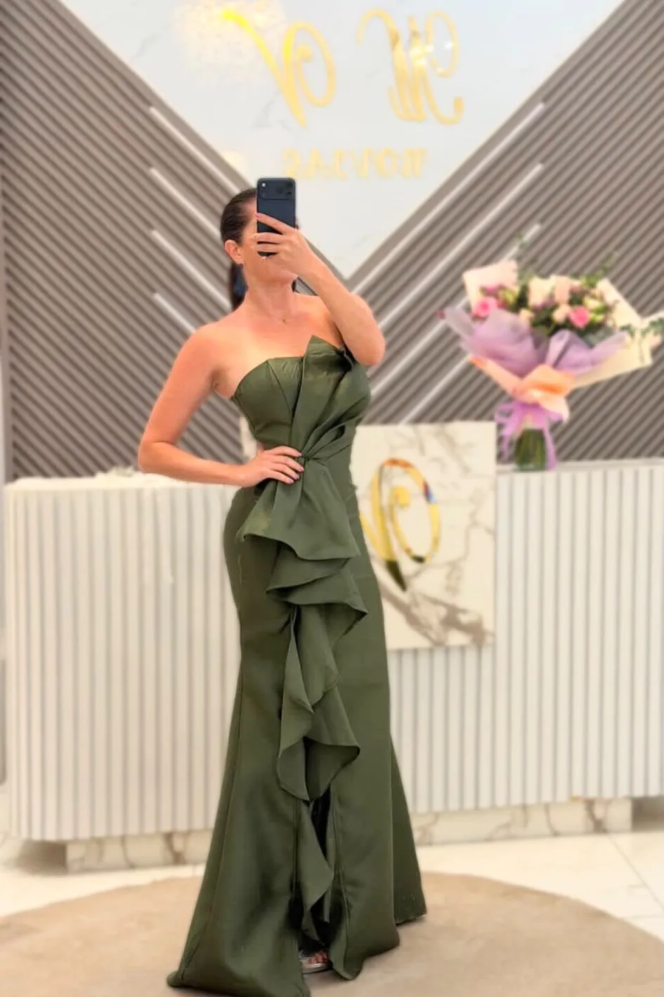 VESTIDO VERDE OLIVO STRAPLE CON OLANES, vista 2