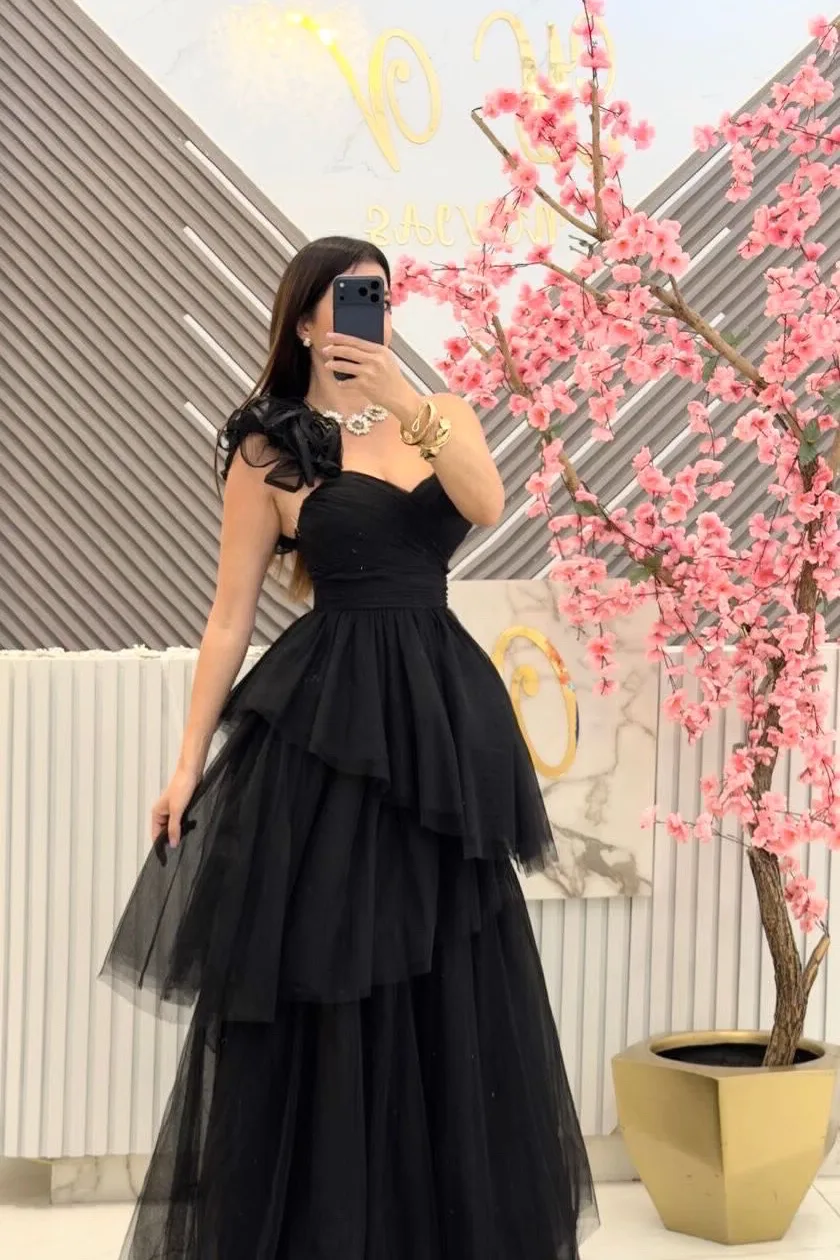 VESTIDO NEGRO DE TUL CON OLAN EN HOMBRO, vista 2