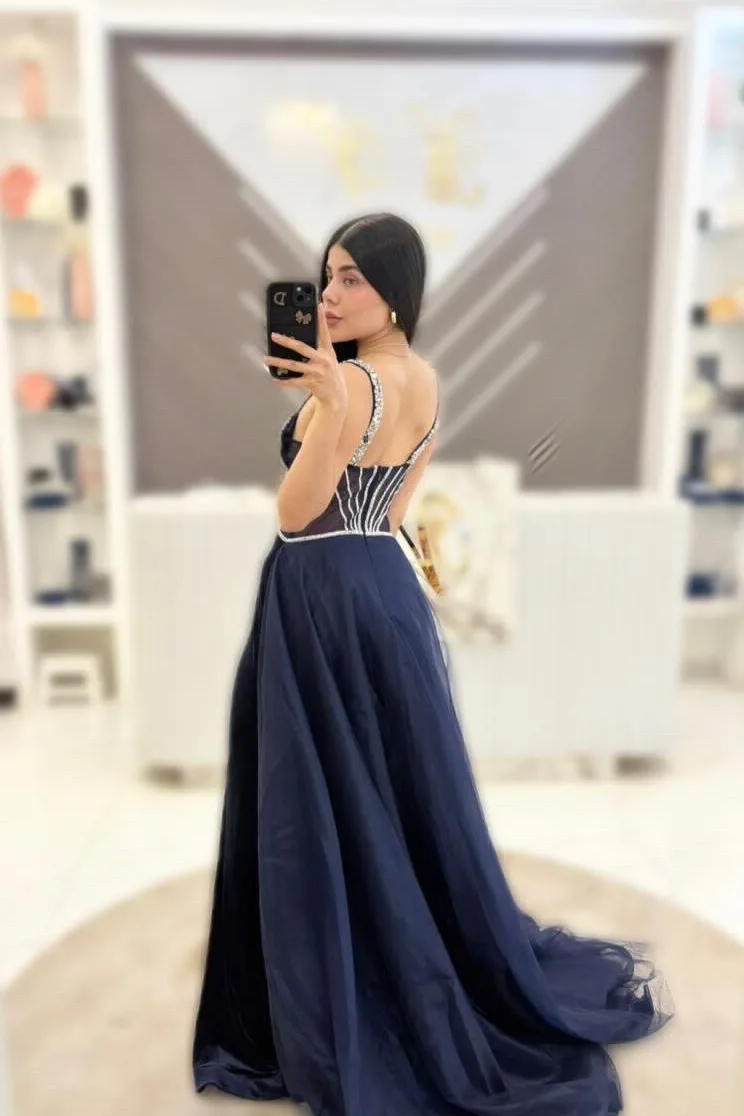 VESTIDO AZUL MARINO DE TERCIOPELO, CON BRILLOS PLATA Y CAUDA DE TUL, vista 2