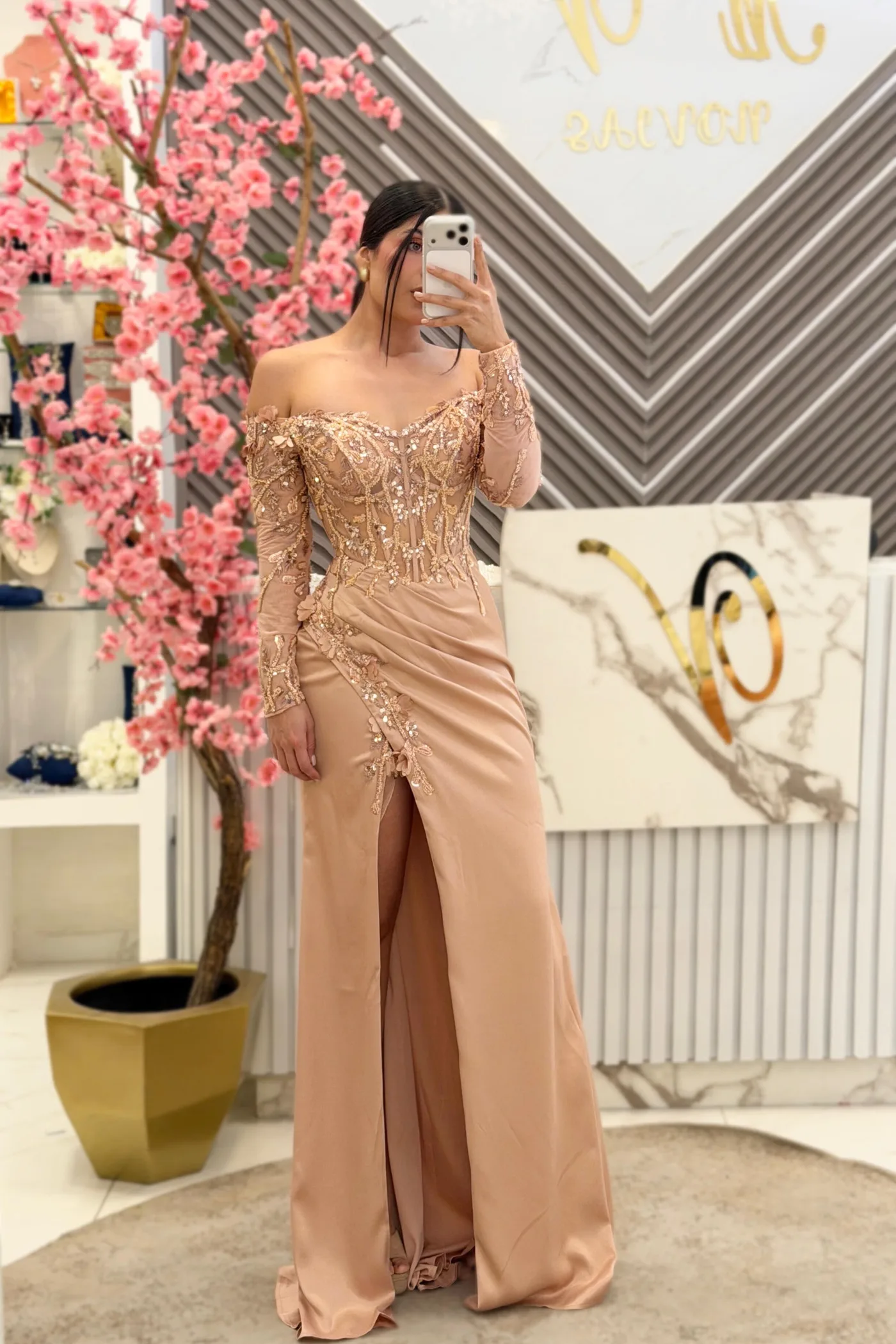VESTIDO MAUVE CON MANGAS Y ABERTURA EN LA PIERNA
