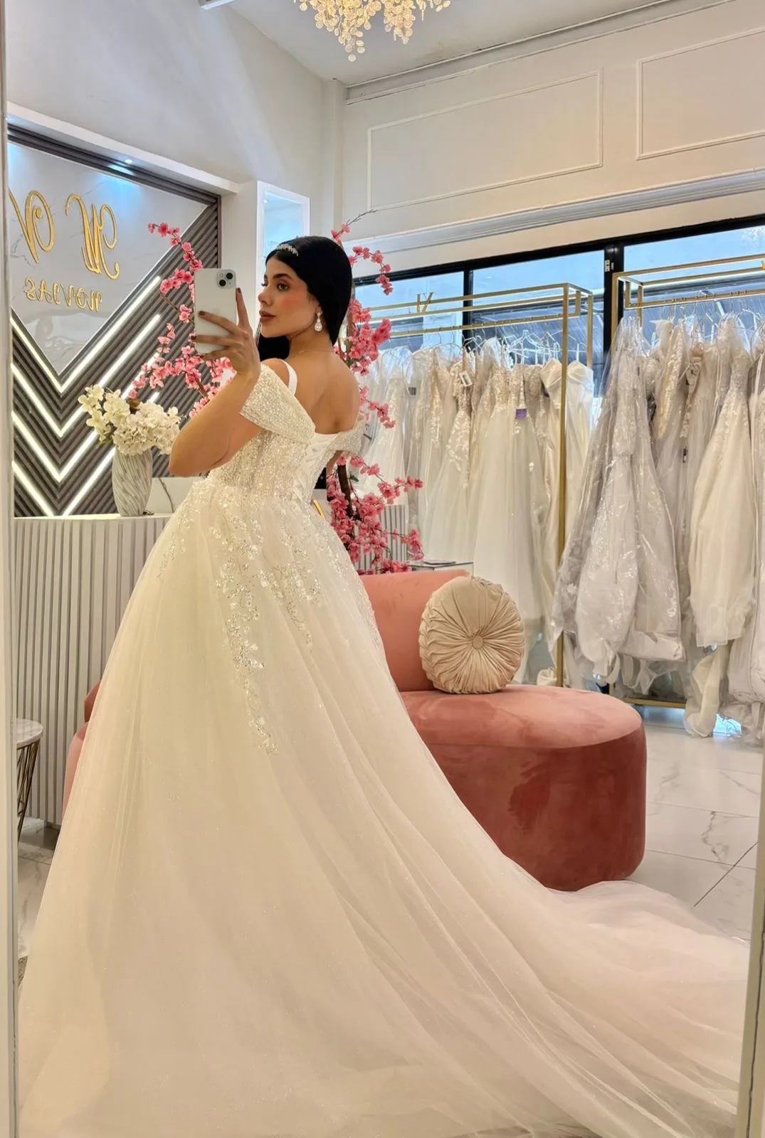 Vestido de novia princesa bordado en canutillo con hermosos bellos en la falda, vista 2