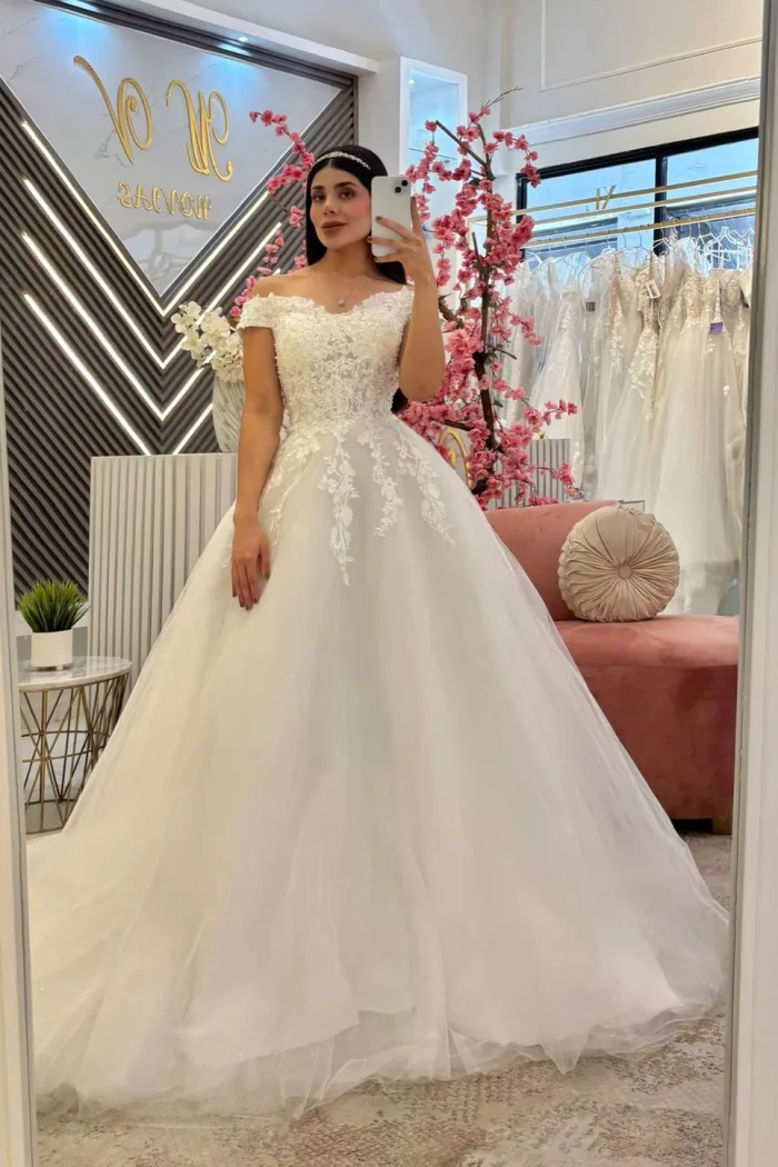 Vestido de novia corte princesa hombros descubiertos con aplicaciones en la parte alta