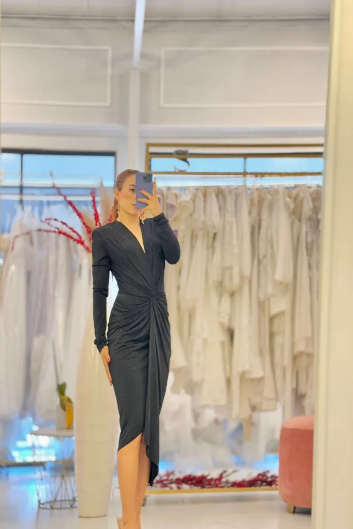 VESTIDO MIDI NEGRO MANGA LARGA ASIMÉTRICO