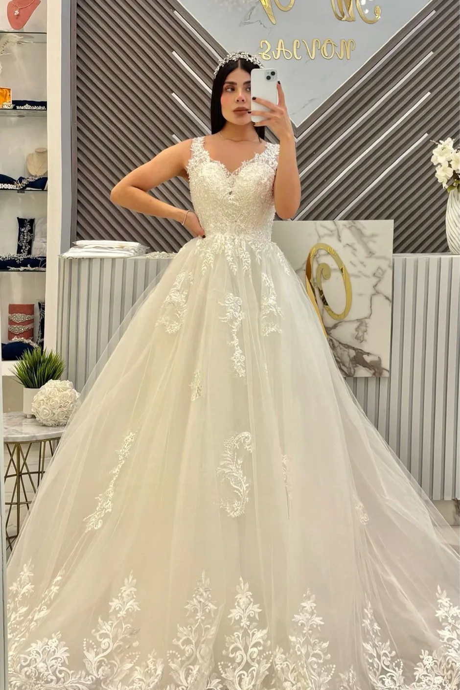 Vestido de novia, corte, princesa, escote B y espalda en Encaje con apliques en la falda bordado toda la parte baja del