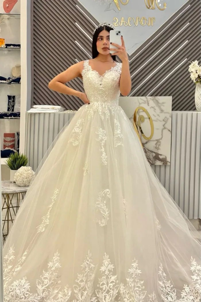 Vestido de novia, corte, princesa, escote B y espalda en Encaje con apliques en la falda bordado toda la parte baja del