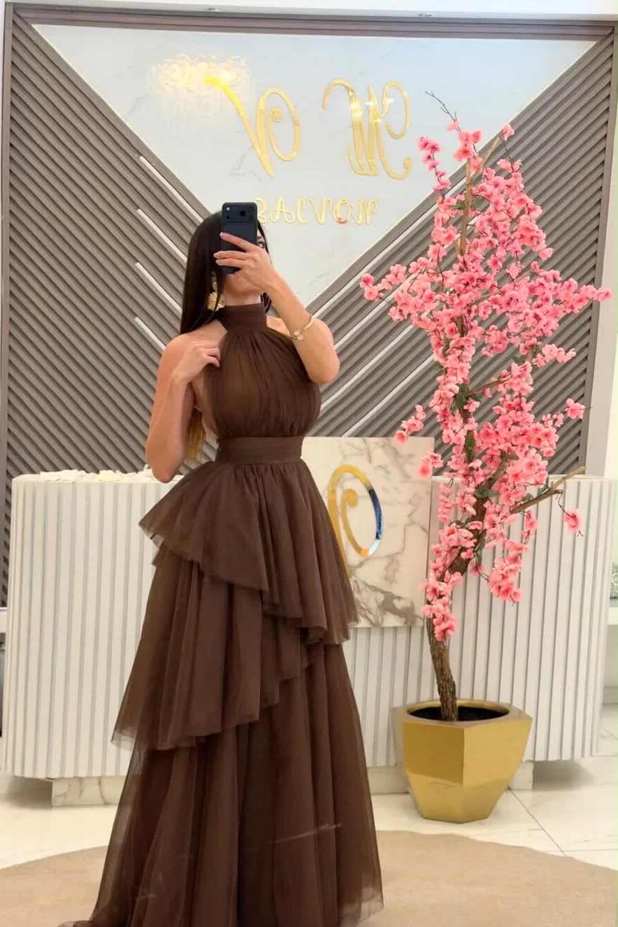VESTIDO COLOR CAFÉ, DE TUL CON ESCOTE EN LA ESPALDA, vista 2