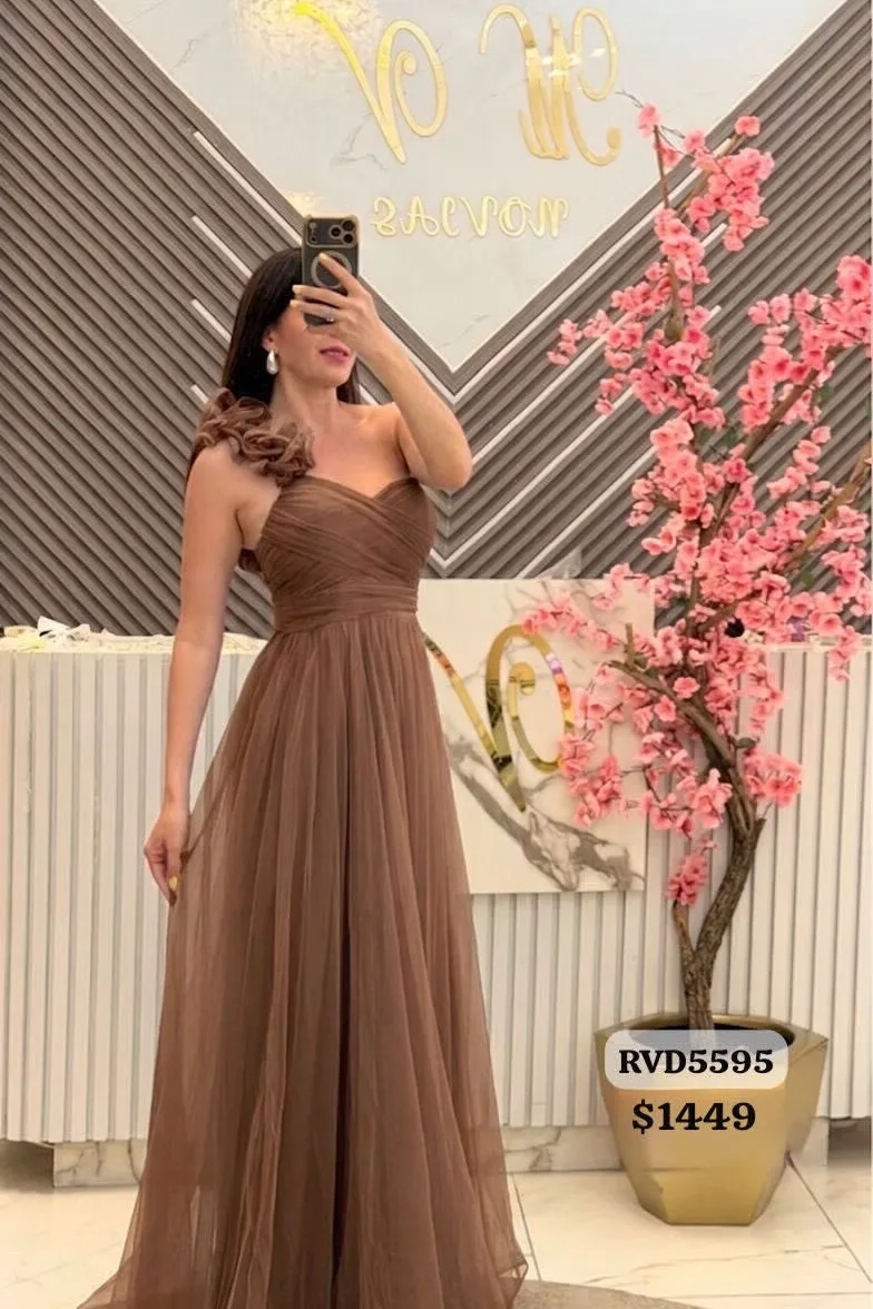 VESTIDO COLOR MOCHA DE TUL CON OLAN EN HOMBRO