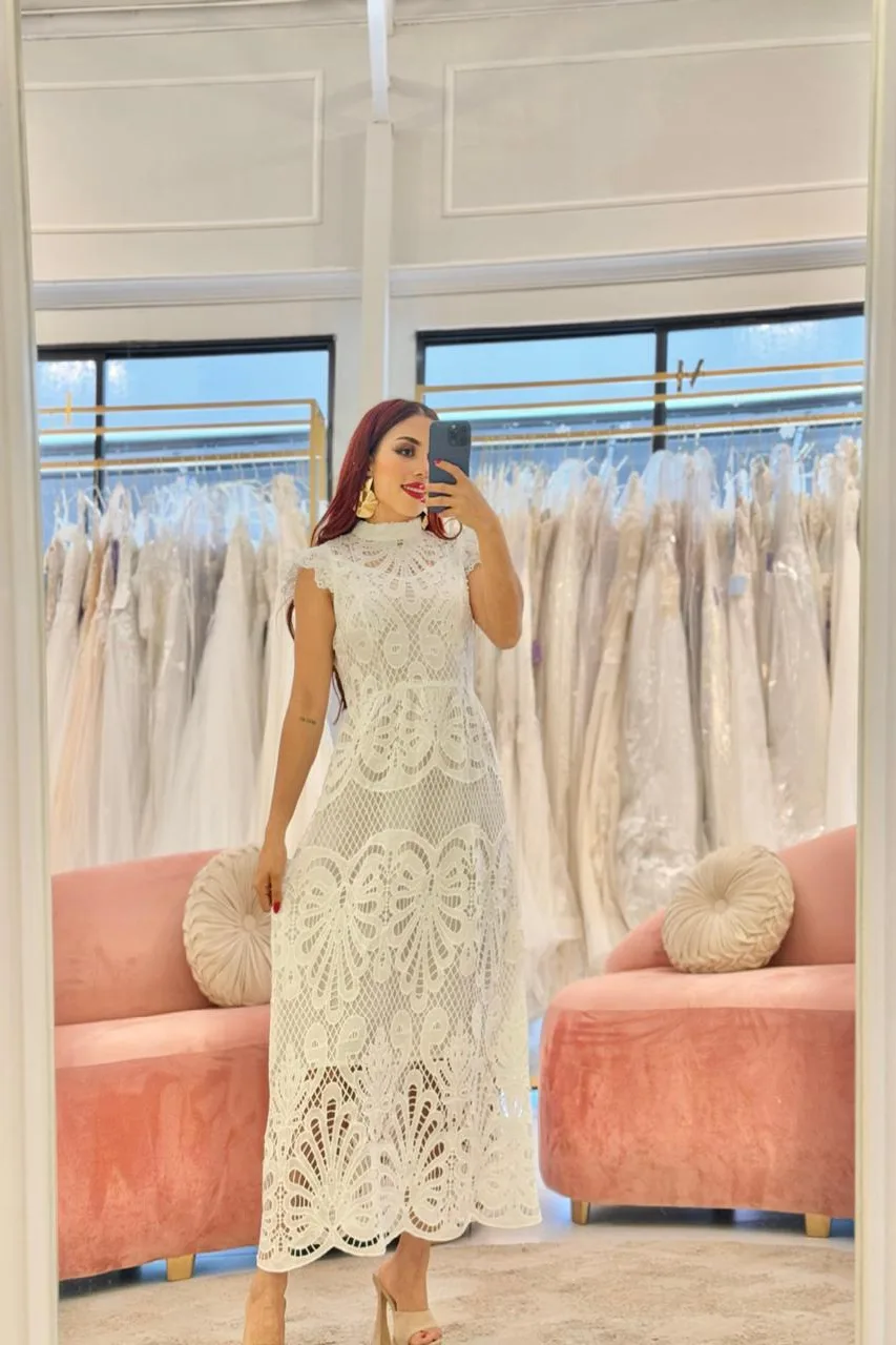 Vestido blanco en Encaje con un poco de manguita debajo de la rodilla