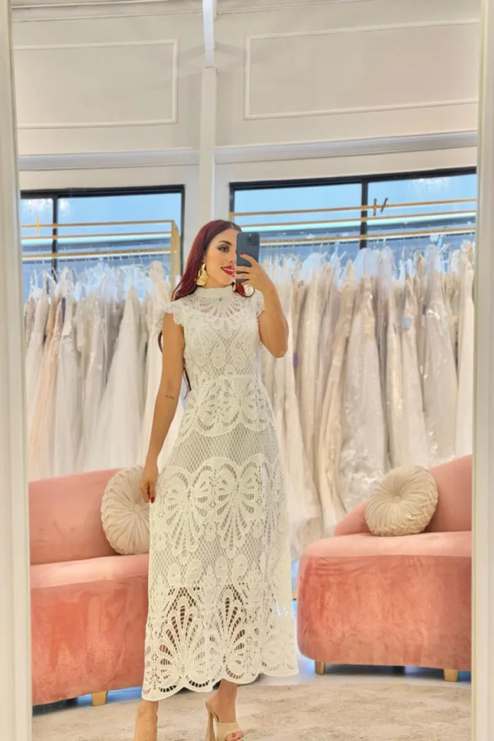 Vestido blanco en Encaje con un poco de manguita debajo de la rodilla