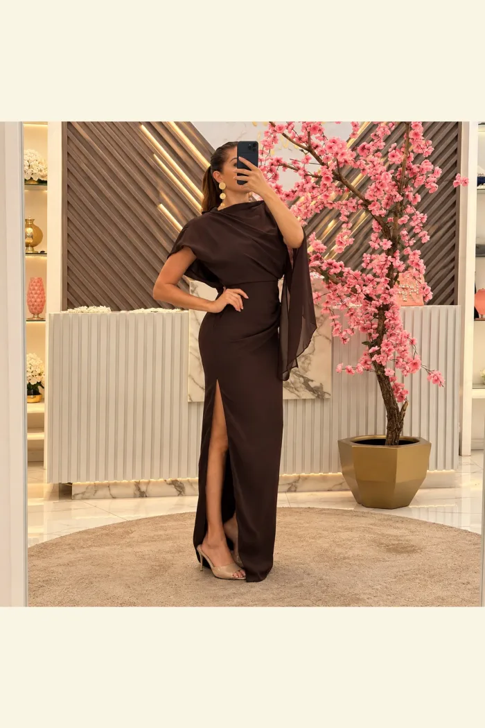 Vestido asimétrico con un Chocolate con abertura LATERAL