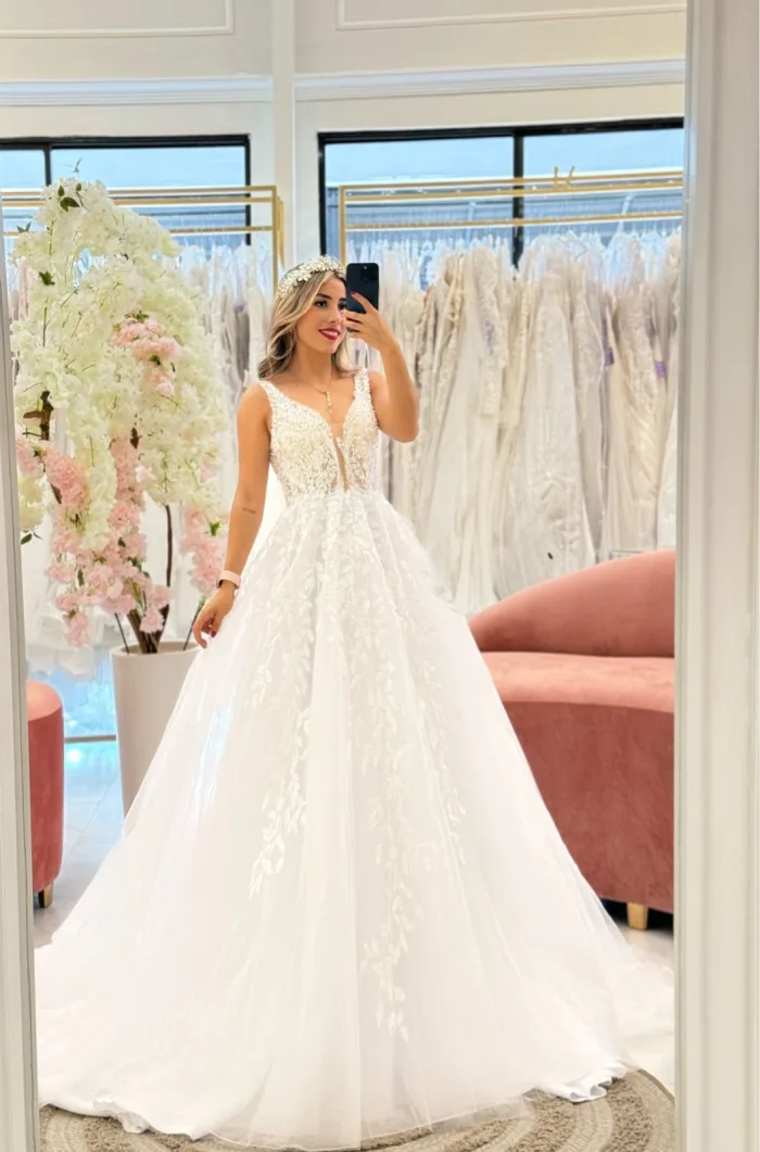 Vestido , corte, princesa, de tirante grueso bordado en la parte alta