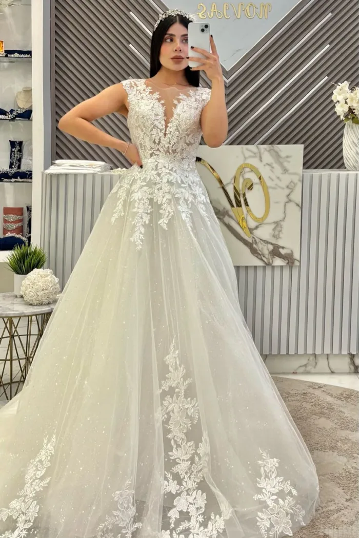 Vestido de novia, sin mangas, con un ligero escote en la espalda con una hermosa falda en tul con aplicaciones