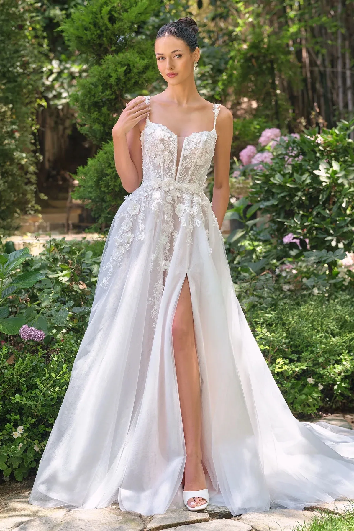 VESTIDO DE NOVIA DE TUL, CON APLICACIONES Y ABERTURA EN LA PIERNA WL063