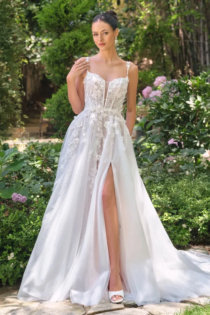 VESTIDO DE NOVIA DE TUL, CON APLICACIONES Y ABERTURA EN LA PIERNA WL063
