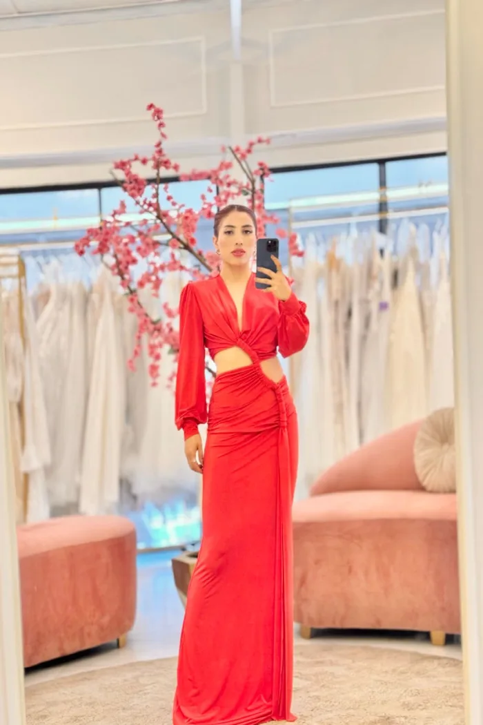 VESTIDO FIESTA ROJO LICRA MANGA LARGA ABERTURA COSTADOS NUDO