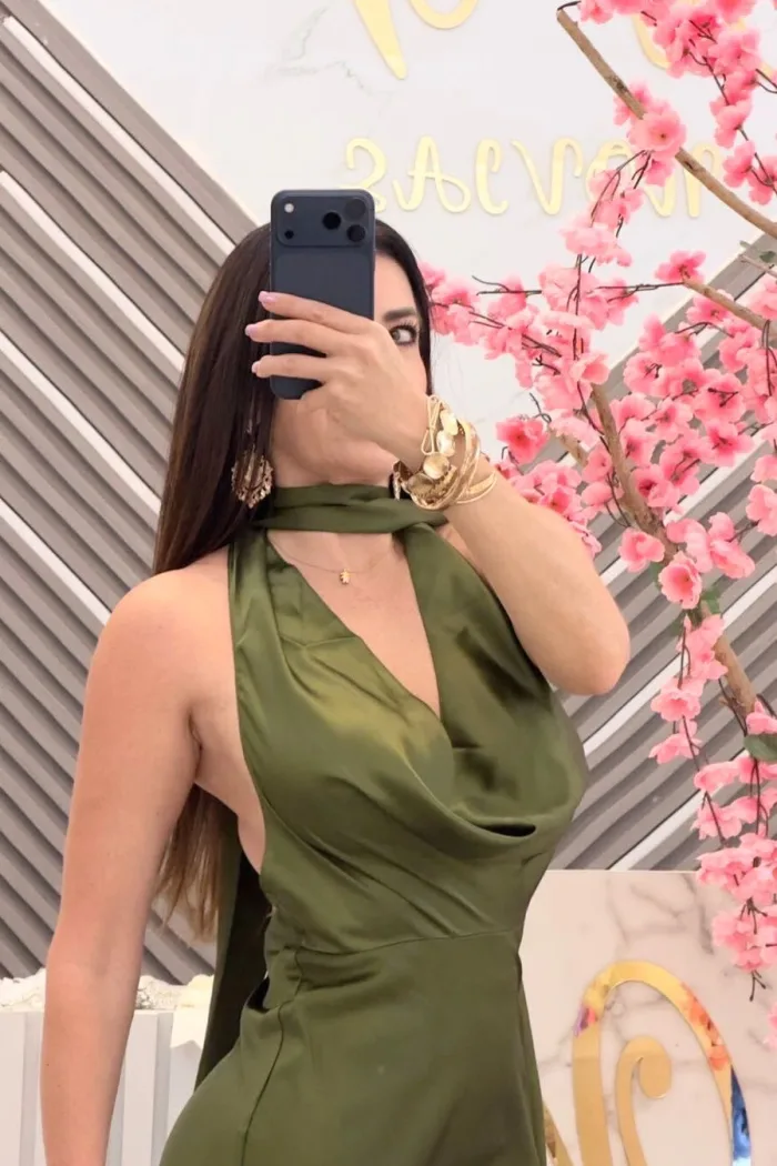 VESTIDO DE SATIN HALTER COLOR VERDE OLIVO