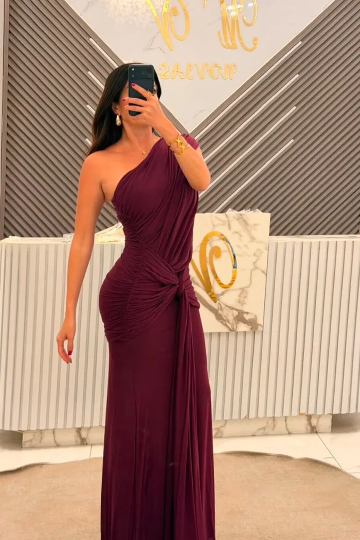 VESTIDO MORADO AJUSTADO DE UN HOMBRO