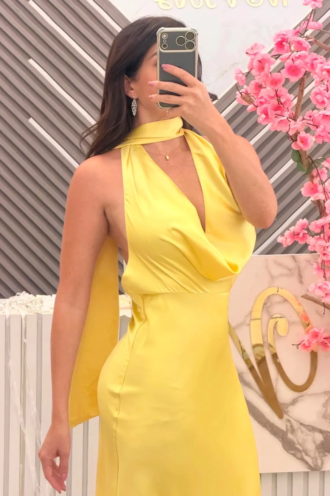 VESTIDO AMARILLO SATINADO CON ESCOTE EN ESPALDA