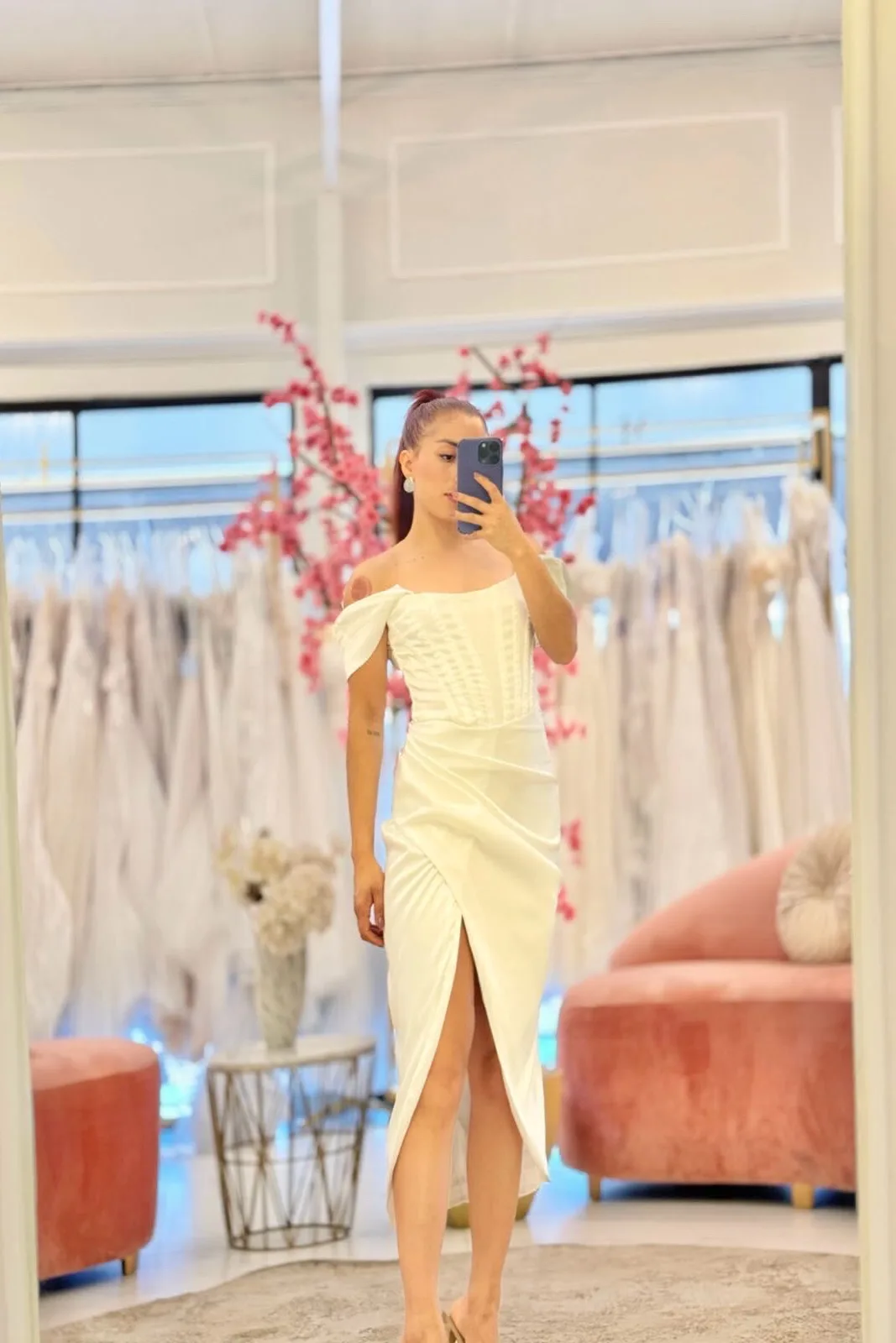 VESTIDO MIDI BLANCO SATINADO HOMBROS CAÍDOS PIERNA ABIERTA