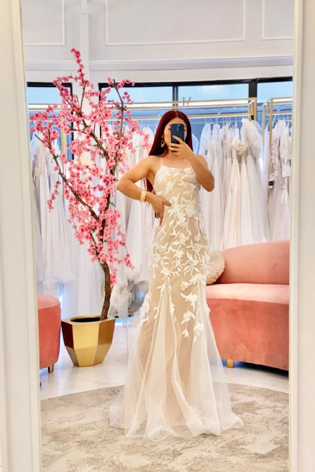 VESTIDO NOVIA CIVIL SIRENA FLORES 3D FONDO BEIG ESCOTE EN ESPALDA