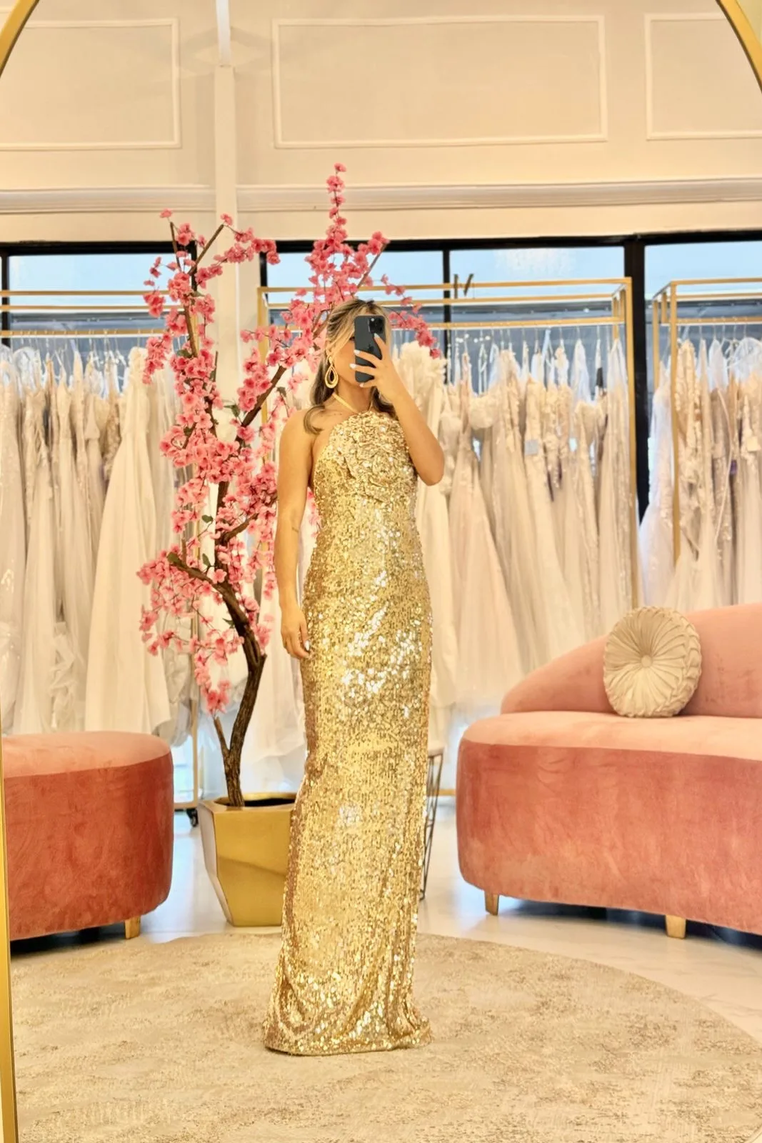VESTIDO FUESTA DORADO LE TENUELA CON FLOR ESXOTE EN ESPALDA PIERNA ABIERTA