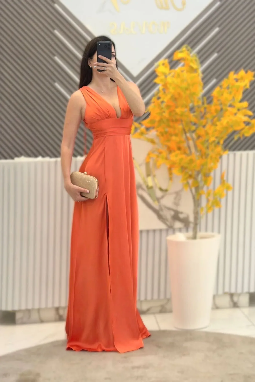 VESTIDO COLOR NARANJA CON ABERTURA EN LA PIERNA