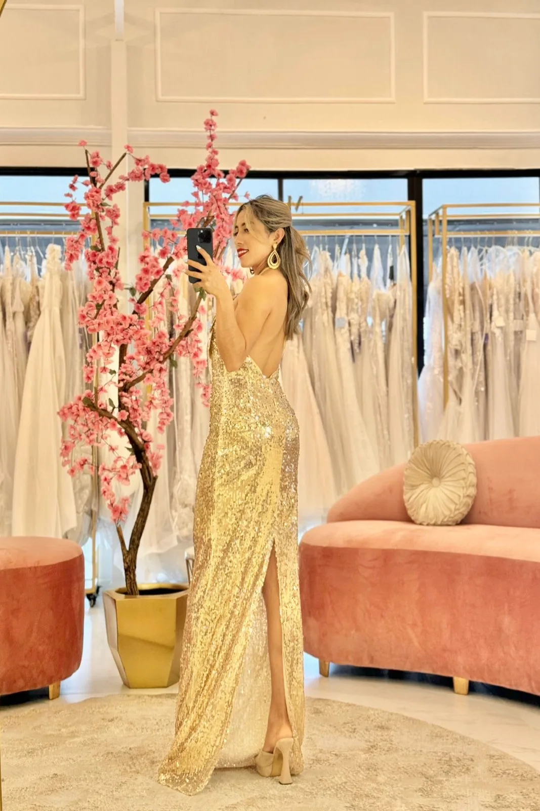 VESTIDO FUESTA DORADO LE TENUELA CON FLOR ESXOTE EN ESPALDA PIERNA ABIERTA, vista 2
