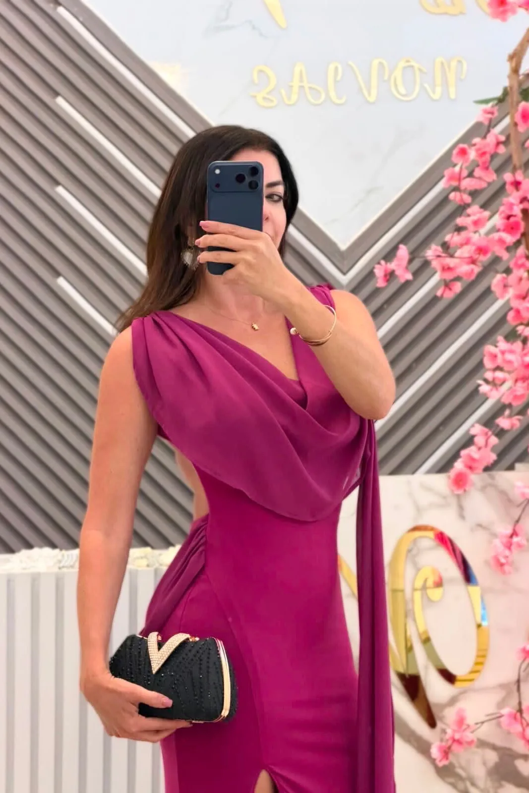 VESTIDO MAGENTA CON ESCOTE EN LA ESPALDA