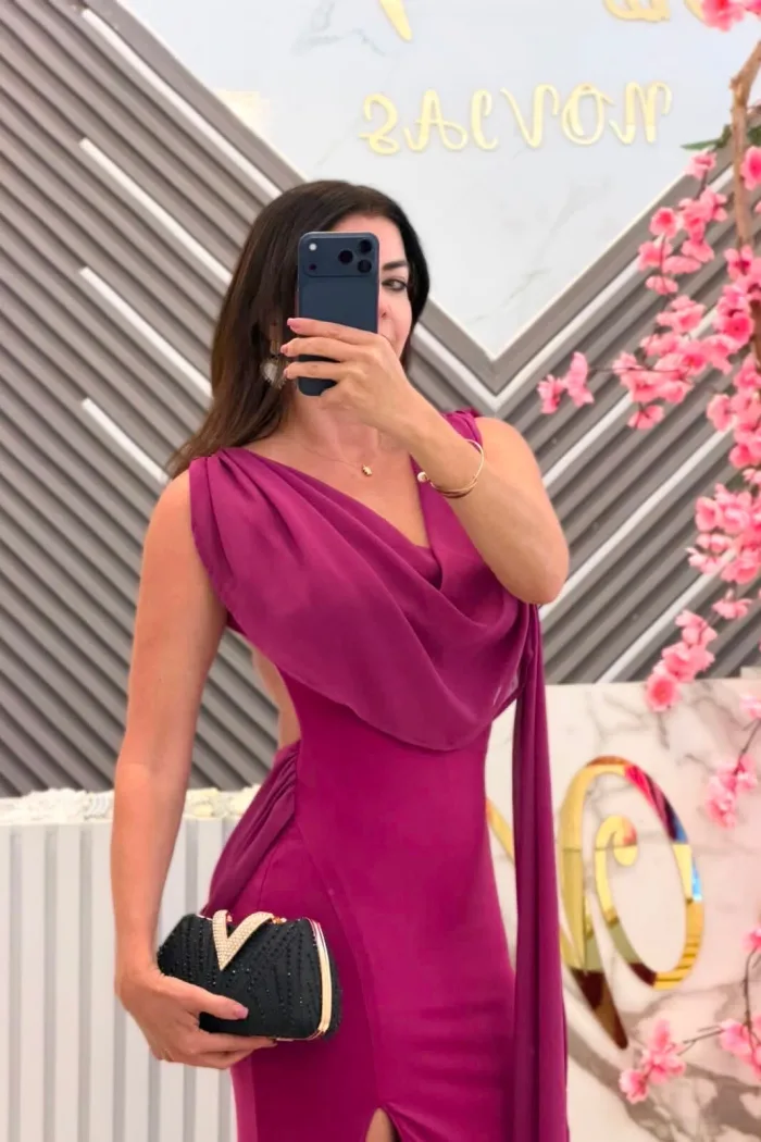 VESTIDO MAGENTA CON ESCOTE EN LA ESPALDA