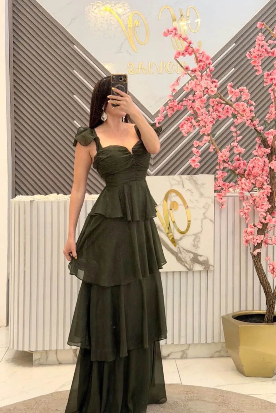 VESTIDO VERDE OLIVO CON OLAN EN HOMBROS