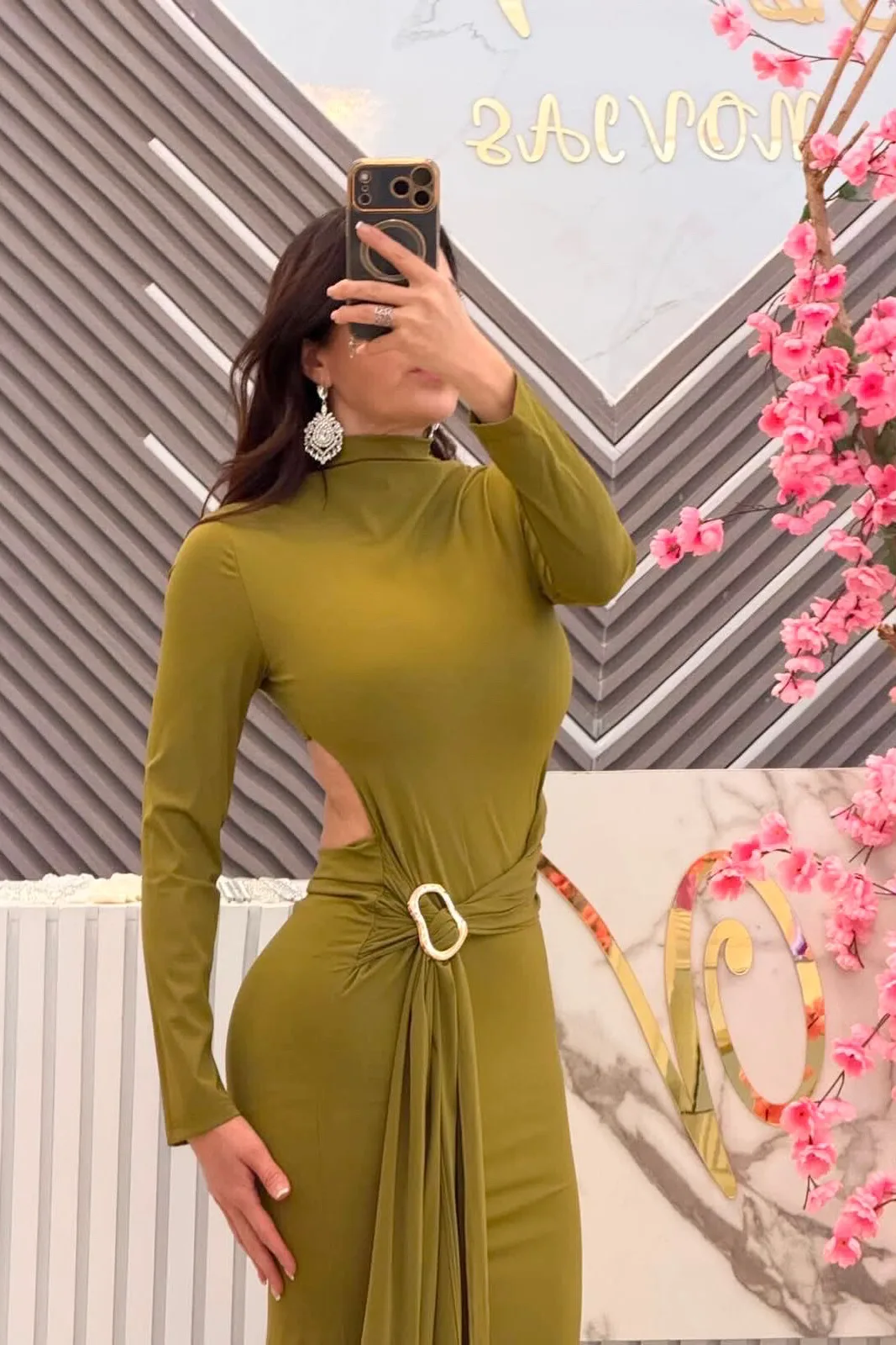VESTIDO VERDE DE MANGAS Y ESCOTE EN LA ESPALDA