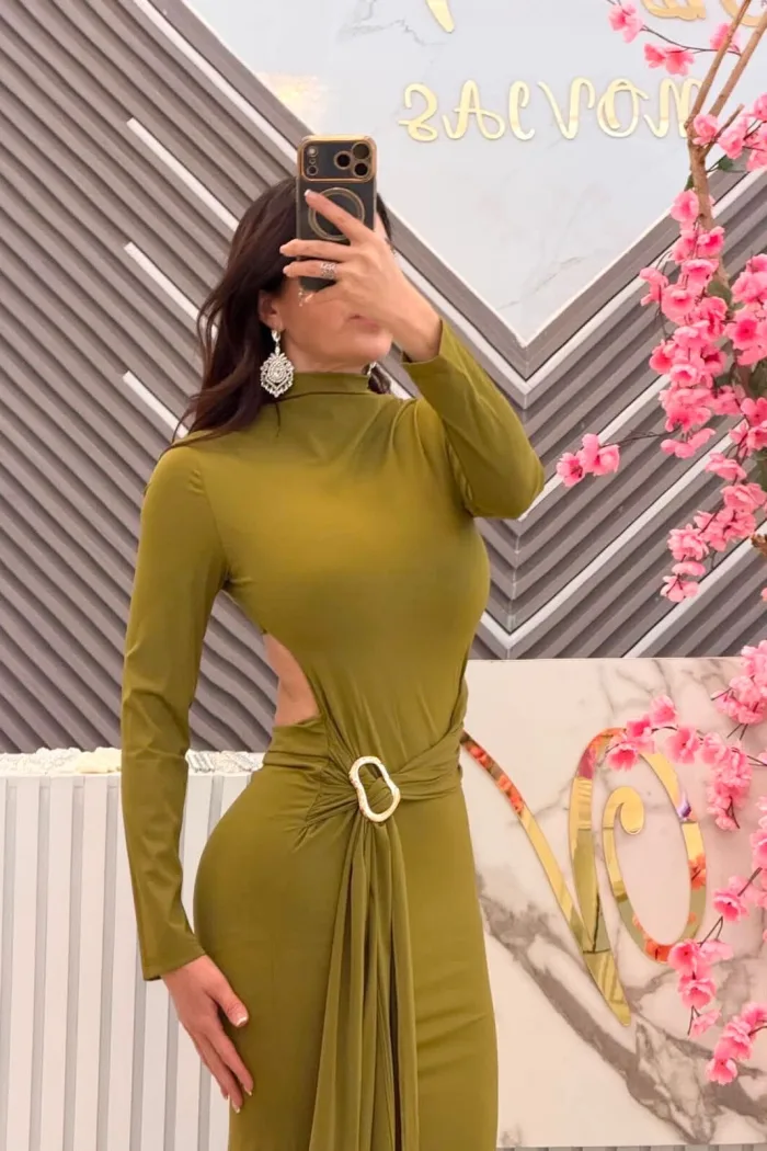 VESTIDO VERDE DE MANGAS Y ESCOTE EN LA ESPALDA