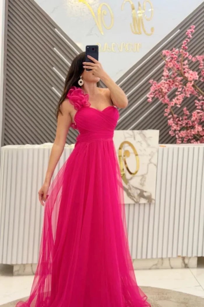VESTIDO DE TUL FIUSHA CON OLAN EN HOMBRO