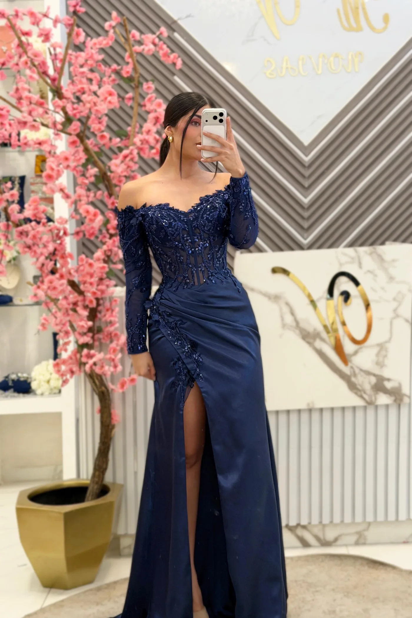 VESTIDO AZUL MARINO, CON MANGAS Y ABERTURA EN LA PIERNA