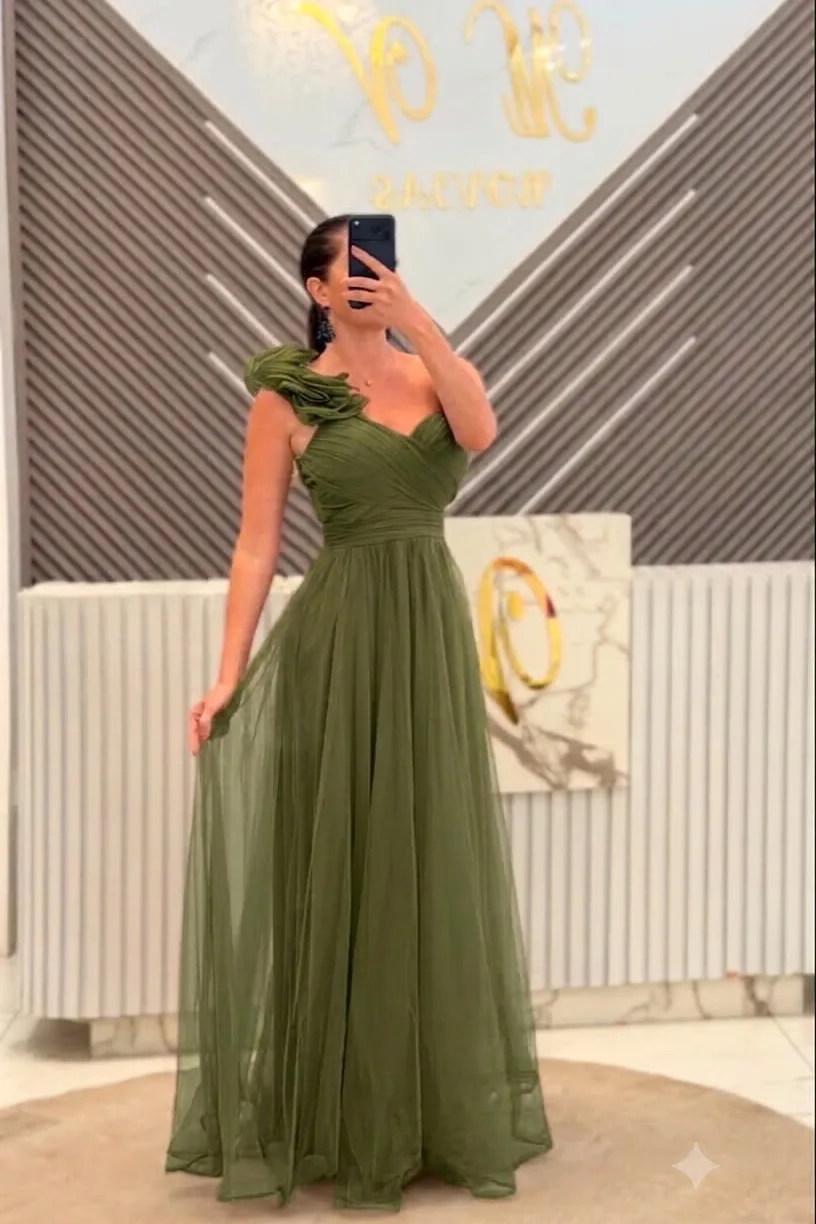 VESTIDO VERDE OLIVO DE TUL CON OLAN EN HOMBRO