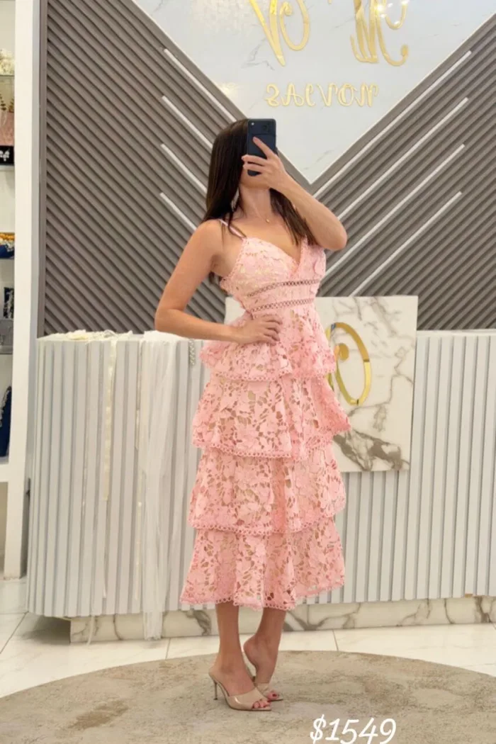 VESTIDO MIDI ROSA CON OLANES