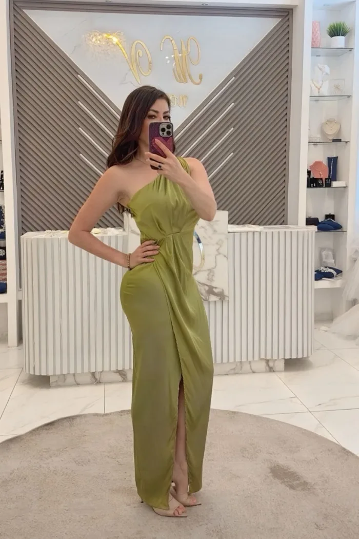 VESTIDO VERDE CON ABERTURA EN LA PIERNA