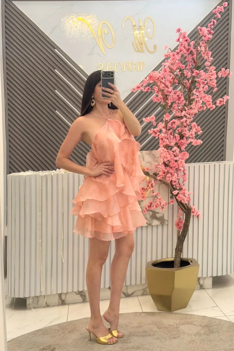 VESTIDO COLOR ROSA CON OLANES