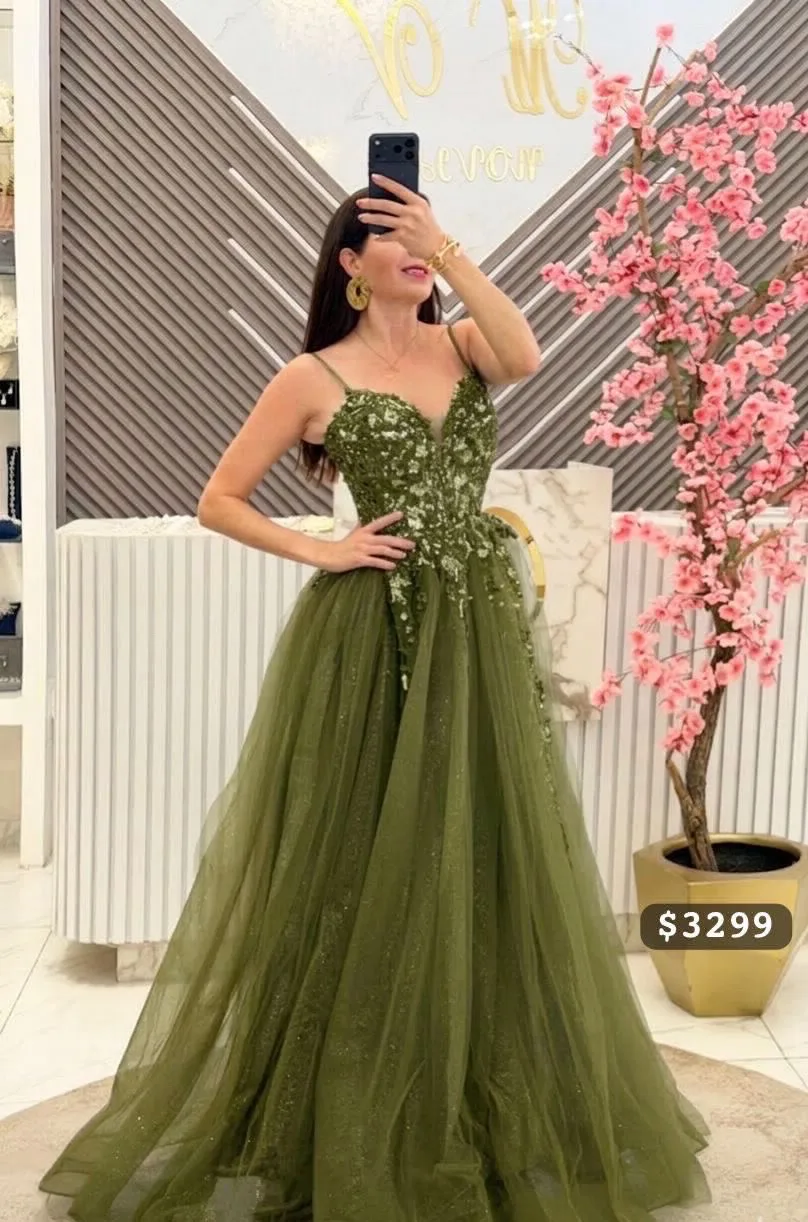 VESTIDO COLOR VERDE OLIVO DE TUL CON TIRATES