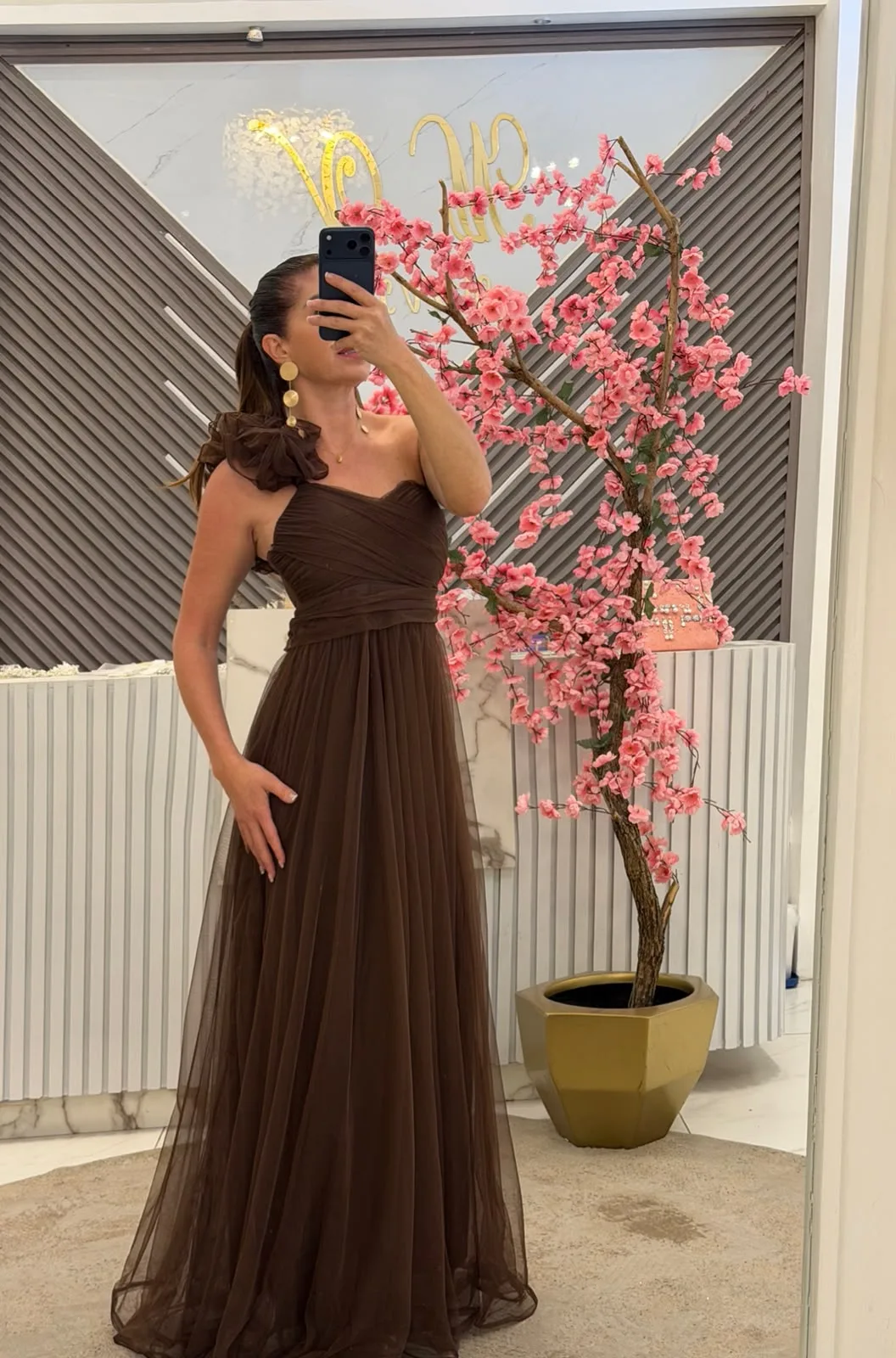 Vestido Tour color chocolate a un solo hombre