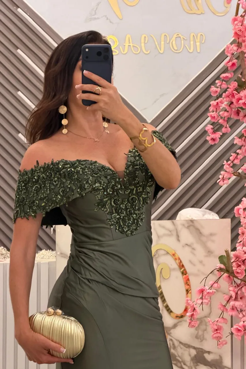 Vestido verde olivo  de fiesta, con los hombros descubiertos, vista 2