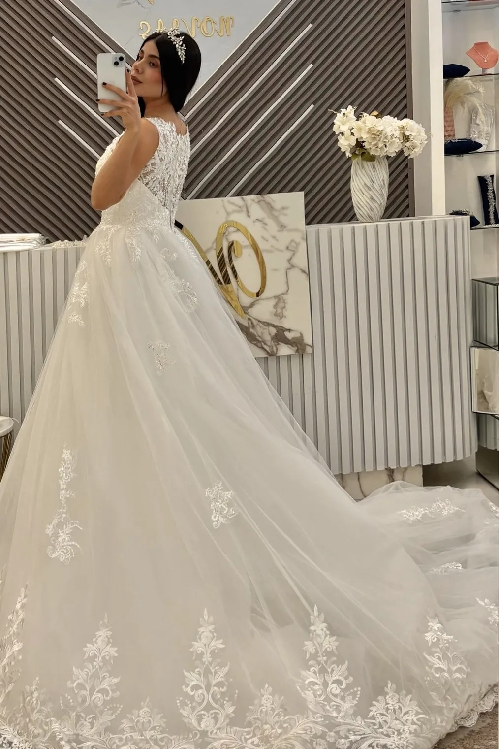 Vestido de novia, corte, princesa, escote B y espalda en Encaje con apliques en la falda bordado toda la parte baja del, vista 2