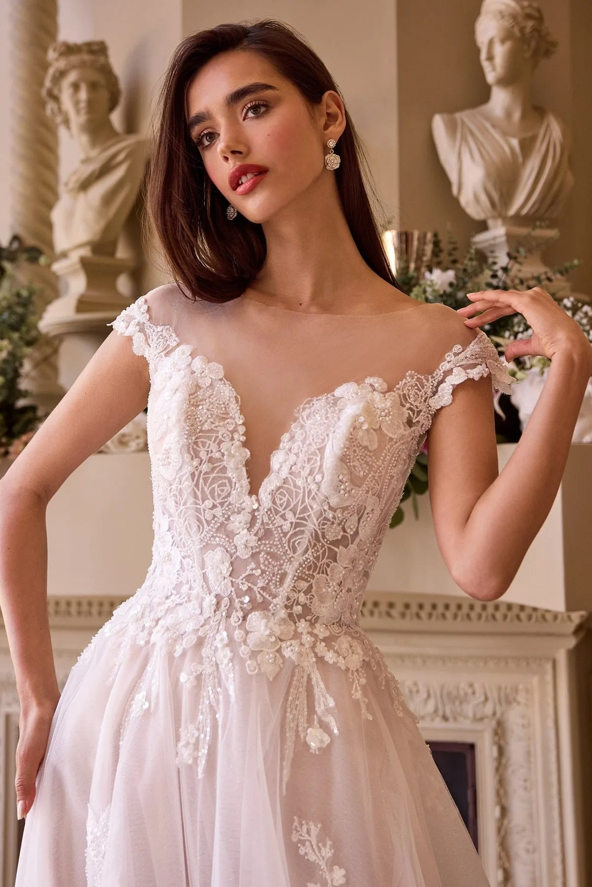 WL038 Este encantador vestido de gala presenta un escote ilusión y delicadas mangas cortas, creando una silueta increíbl