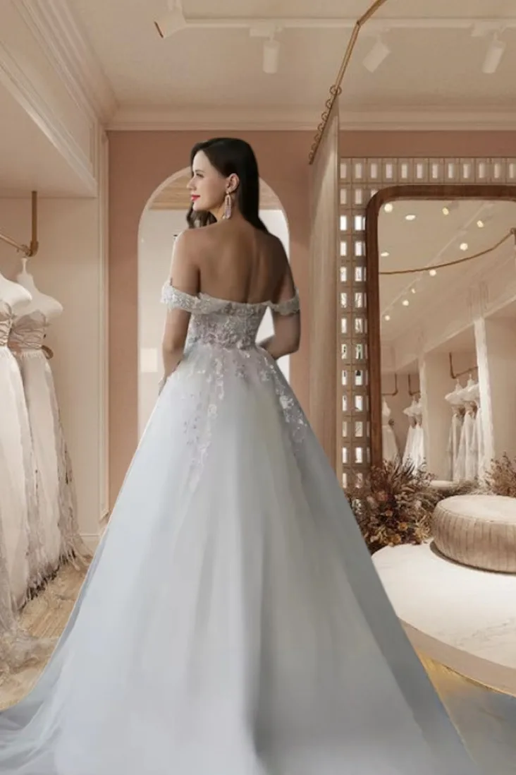 Vestido de novia descubierto de los hombros con aplicaciónes, vista 2