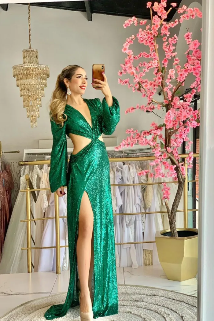VESTIDO FIESTA VERDE MANGA LARGA ABIERTO DE ESPALDA APLIACCION EN LE TEJUELA PIERNA ABIERTA