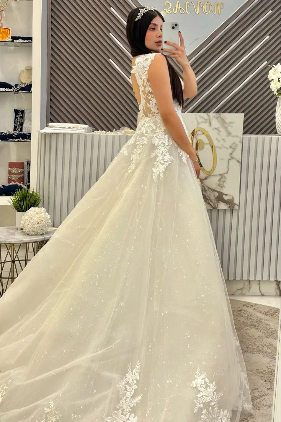 Vestido de novia, sin mangas, con un ligero escote en la espalda con una hermosa falda en tul con aplicaciones, vista 2